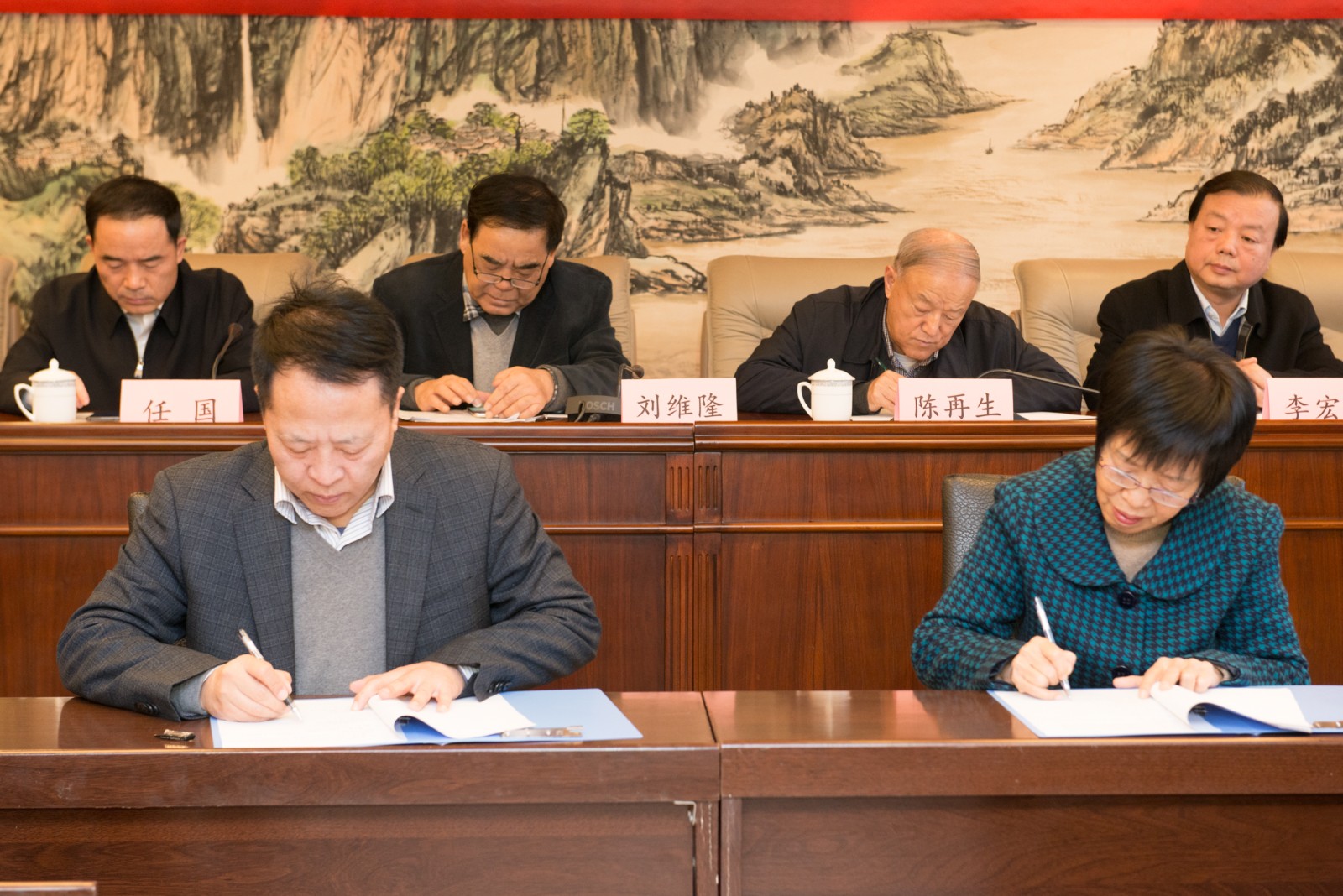 2pp电子集团与省慈善协会签署项目捐赠协议。。。.jpg