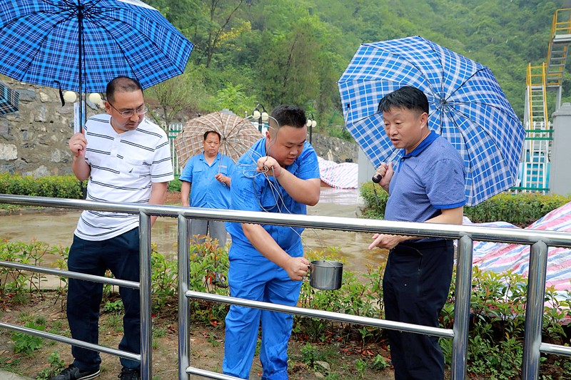 熊良虎在镇安污水处置惩罚厂调研时指出：以守护人民群众喝上清洁的水、定心的水为起点，，，助力打好碧水守卫战